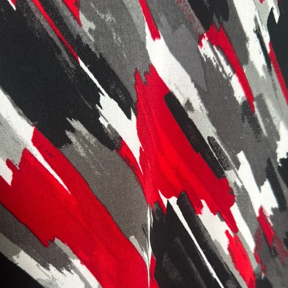 Jones Studio Red and Black Sleeveless Blouse / Camisole with Pleated Design - Picture 5 of 7